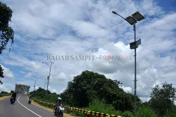 PENERANGAN: Lampu PJU yang ada di Kota Sampit, menerangi jembatan dan lalu lintas di sekitarnya.(DOK.RADARSAMPIT)
