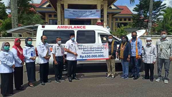 BRI PEDULI : Bank Rakyat Indonesia (BRI) serahkan bantuan satu unit mobil ambulans kepada Pemkab Lamandau dan beasiswa bagi 22 mahasiswa di wilayah tersebut, Rabu (7/10).(RIA MEKAR/RADAR PANGKALAN BUN)
