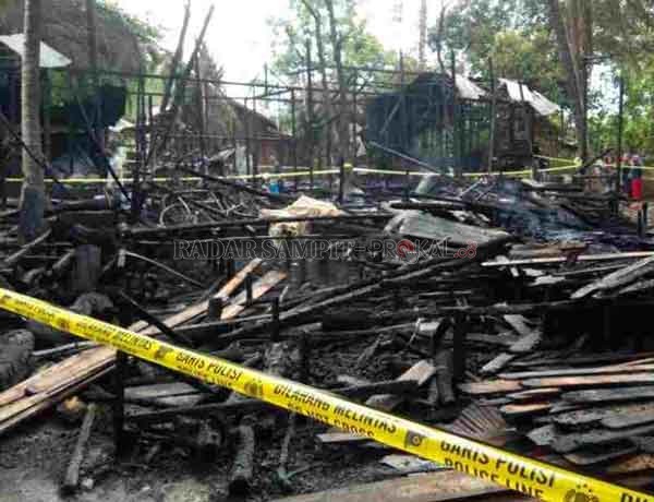 HANGUS: Puing-puing sisa kebakaran  yang menghanguskan  sebuah bangunan rumah dan barak dan menelan satu orang korban jiwa, pada Minggu pagi (11/10), kemarin.(SATRESKRIM FOR RADAR SAMPIT)