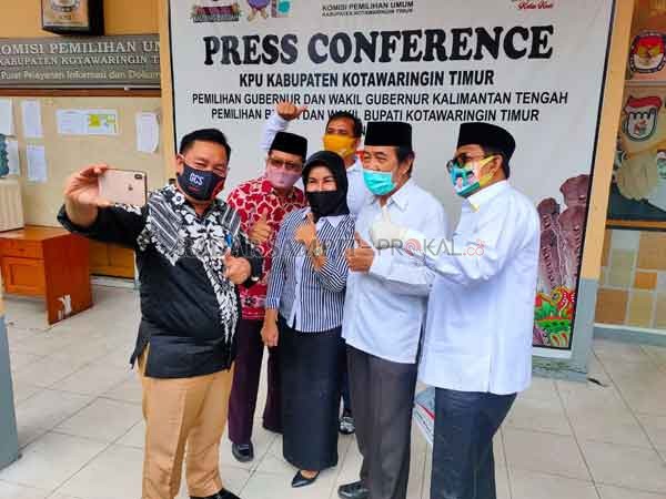 SWAFOTO: Para Paslon berswafoto saat berada di KPU Kotim belum lama ini. Saat kegiatan Pertemuan dengan pendukung maupun tim Paslon diharapkan mengedepankan Protokol Kesehatan selama masa kampanye.(YUNI/RADARSAMPIT)