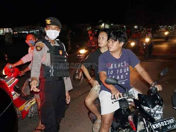 PENERTIBAN : Anggota Satgas Percepatan Penanganan Covid-19 Kota Palangka Raya,  saat menembukan warga pengendara motor yang tidak menerapkan protokol kesehatan dan tidak tertib berlalu lintas, dalam razia yang digelar dua hari belakangan ini.(istimewa)