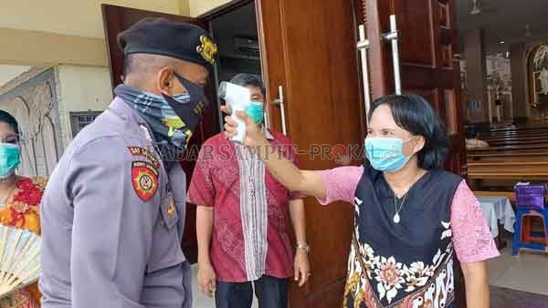 MONITORING : Tim Satgas Penanganan Covid-19 Kotim, melakukan monitoring Prokes ke sejumlah gereja di Kotim, Minggu (11/10).(KOMINFO/RADARSAMPIT)