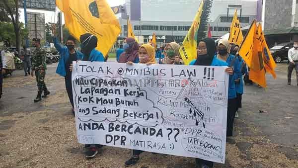 DAMAI: Persatuan Mahasiswa Islam Indonesia (PMII) Kalimantan Tengah atas menolak UU Cipta Kerja, Jumat (9/10).(DOK. DODI RADAR PALANGKA)