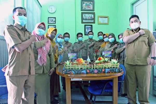 SYUKURAN: Jajaran managemen RSUD dr Murjani Sampit berfoto bersama pada saat acara syukuran HUT RSUD dr Murjani Sampit, Senin (12/10).(HENY/RADAR SAMPIT)