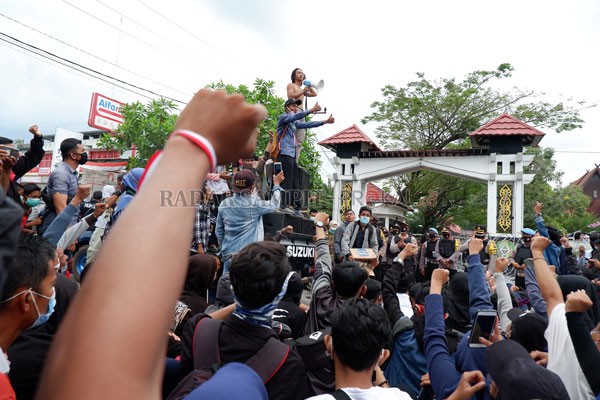 BERAKHIR RICUH: Aksi demonstran di depan gedung DPRD Kotim mendesak legislator menyatakan penolakan UU Cipta Kerja yang penuh kontroversi, Senin (12/10).( USAY NOR RAHMAD/RADAR SAMPIT)