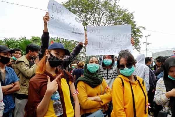 TOLAK OMNIBUS LAW: Peserta unjuk rasa menolak Undang-Undang Cipta Kerja di depan gedung DPRD Kotawaringin Timur, Senin (12/10).(USAY NR/RADAR SAMPIT )