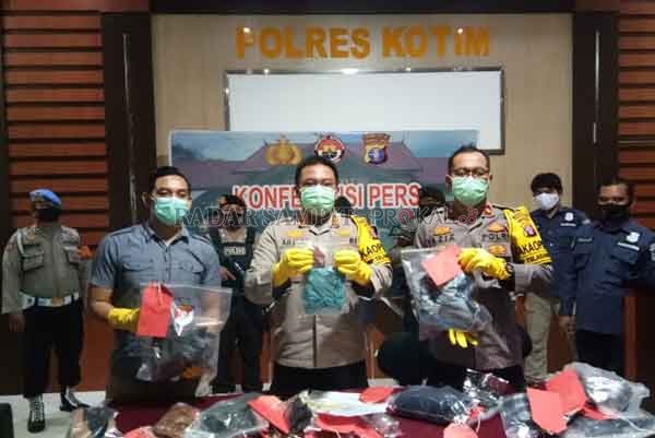 MASIH DIUSUT: Kapolres Kotim AKBP Abdoel Harris Jakin membeberkan pengungkapan kasus dugaan pembunuhan Nur Fitri yang terjadi tiga tahun silam, Rabu (14/10).(HENY/RADAR SAMPIT)