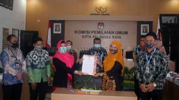 PLENO: Ketua KPU Kota Palangka Raya Ngismatul Choiriyah dan Ketua Bawaslu Kota Palangka Raya Endrawati memperlihatkan DPT Palangka Raya untuk Pilgub Kalteng 2020 di Aula Kantor KPU Kota, Kamis (15/10).(DODI/RADAR PALANGKA)