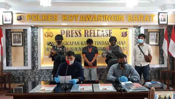 PEMALSUAN: Polres Kobar saat rilis kasus pemalsuan surat keterangan rapid test di Mapolres Kobar, Kamis (15/10).(RINDUWAN/RADAR SAMPIT)