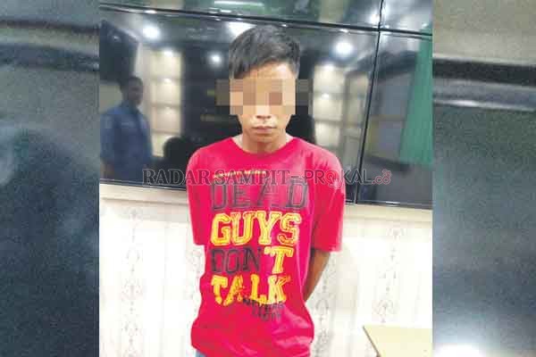 DITANGKAP: Tersangka ASA, yang terlibat pencurian perhiasan dan uang milik kerabatnya sendiri, saat sudah diamankan pihak kepolisian Polres Batara. INSERT : Sejumlah barang bukti, milik korban pencurian.(Istimewa/Polres Batara)