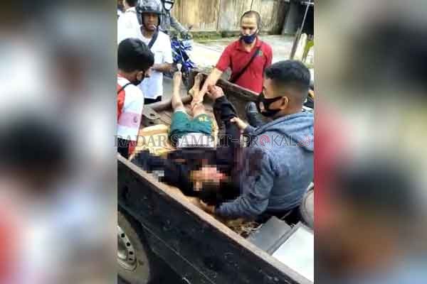 KECELAKAAN : Cristopel Aditia (13), pelajar SMP yang mengalami kecelakaan lalu lintas dievakuasi menggunakan mobil pikap untuk dibawa ke rumah sakit, Rabu (14/10) siang.(IST/RADAR SAMPIT)