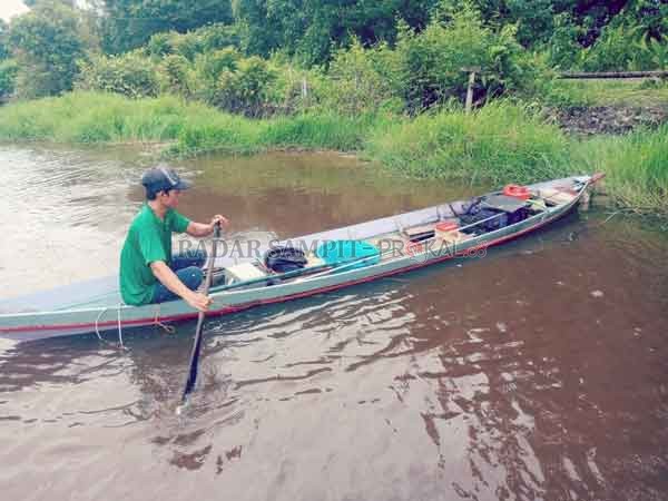 DIAMANKAN: Slamet Fauzi, warga Kelurahan Mendawai, Kabupaten Kotawaringin Barat bersama perahu dan peralatannya, yang dipergoki patroli Polair Polres Kobar lantaran menangkap ikan di Sungai Arut dengan cara disetrum, Jumat (15/10) pukul 11.00 WIB.(Istimew