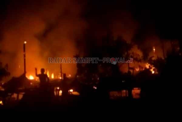 KEBAKARAN : Rumah milik Herman (35) di Kelurahan Tanah Mas, Kecamatan Baamang, Sampit, ludes terbakar, Kamis (15/10) malam.(POLSEK BAAMANG FOR RADAR SAMPIT)