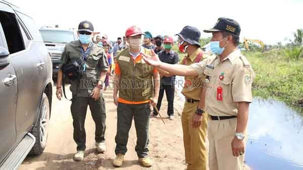 Bupati Seruyan Yulhaidir saat mengunjungi kawasan banjir beberapa waktu lalu. Ia menegaskan agar seluruh instansi memeksimalkan koordinasi untuk penanganan banjir.