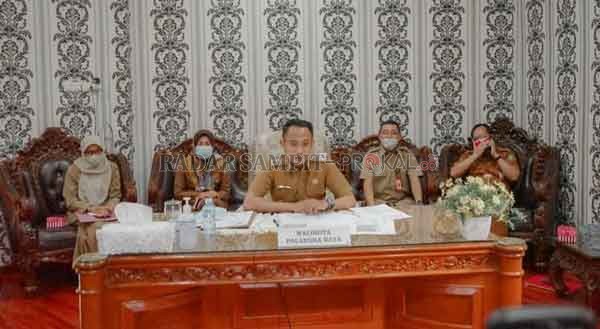 DIAPRESIASI: Wali Kota Palangka Raya Fairid Naparin mengikuti kegiatan entry meeting dalam rangka Pemeriksaan Kinerja Terinci Atas Penanganan Pandemi Covid-19 Bidang Kesehatan Tahun Anggaran 2020, Senin (19/10).(IST HUMAS PEMKOT)