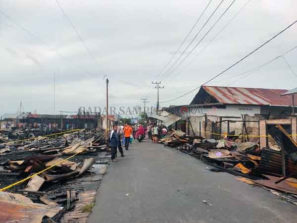 PUING: Terlihat bekas puing kebakaran Pasar Beringin di Baamang Hulu, kebakaran terjadi Senin (19/10) 01.30 WIB dini hari.(IST/RADARSAMPIT)