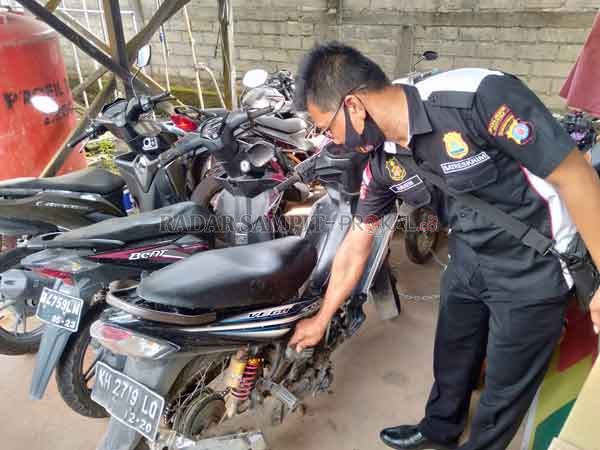 CURANMOR : Kanit Reskrim Polsek Baamang Aiptu Suratin menunjukkan sepeda motor yang dicuri Adit.(FAHRY/RADAR SAMPIT)
