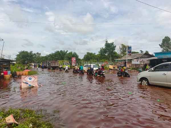 BANJIR: Lokasi banjir di Jalan Jenderal Sudirman Km 3, hambat arus lalu lintas, Senin (19/10).(IST/RADARSAMPIT )