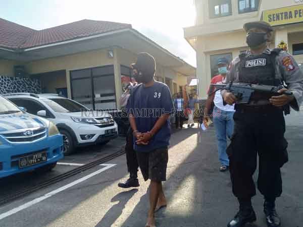 PREDATOR SEKSUAL: Pelaku pemerkosaan terhadap anak kandung saat digiring aparat ke Mapolres Kotim, Selasa (20/10).(FAHRY/RADAR SAMPIT)
