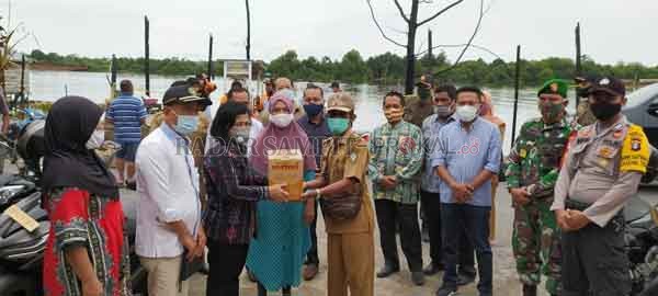 TINJAU LOKASI : Legislatif dari daerah pemilihan Baamang – Seranau serahkan bantuan dan mengunjungi lokasi kebakaran di Pasar Beringin, Kelurahan Baamang, Kecamatan Baamang, Selasa (20/10) kemarin.( RADO, SKOM/RADAR SAMPIT)