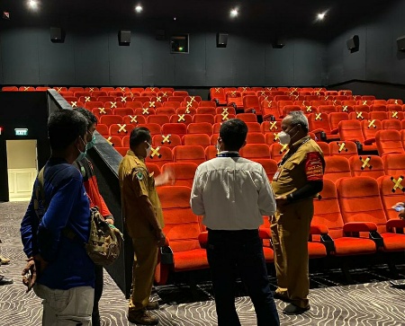 Jubir Satgas Covid-19 Multazam saat meninjau persiapan dibuka kembalinya bioskop di Citimall Sampit, Senin (20/10).(Manajemen Citimall Sampit)
