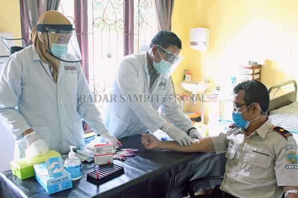 PELAYANAN: Tenaga Kesehatan RSUD dr Murjani Sampit saat memberikan pelayanan Medical Check Up On Site di kantor KKP, baru-baru ini.