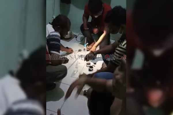 TKP: Kondisi saat pelaku ASN dan rekannya saat dibekuk oleh kepolisian dikontrakannya di Jalan Sumatra, Kabupaten Kapuas, Selasa (20/10).(IST/RADARSAMPIT)