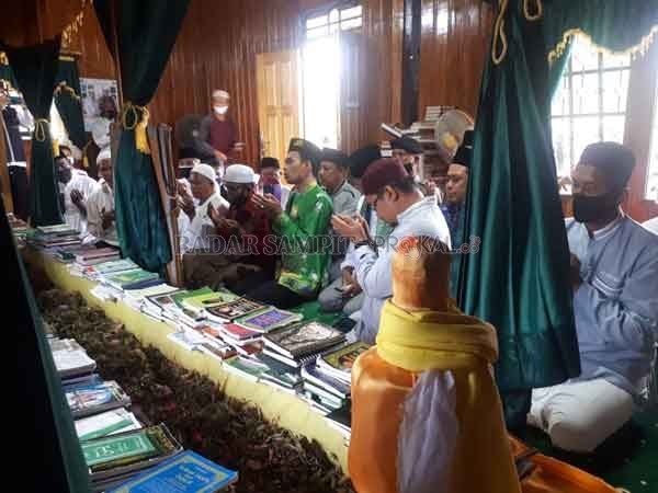 ZIARAH ; UAS saat memimpin doa saat ziarah di makam Kiai Gede Kotawaringin Lama, Rabu (21/10).(GUSTI HAMDAN/RADAR PANGKALAN BUN)
