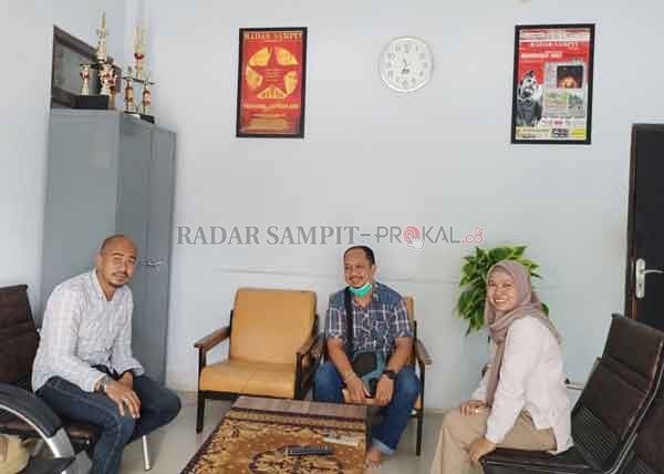 KUNJUNGAN: Assistant Manager Hanlis Hotel Said Fahrizmi Manda (kiri) saat bersilaturahmi ke kantor Radar Sampit kemarin.