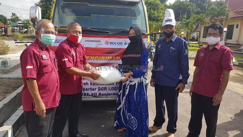 BANTUAN SOSIAL BERAS : Dinsos PMD Sukamara menyalurkan bantuan beras bagi Keluarga Penerima Manfaat (KPM). Sebagaimana diketahui bansos ini untuk mengurangi beban masyarakat yang terdampak pandemi akibat Covid-19 (HUMAS PEMKAB/RADAR SAMPIT)