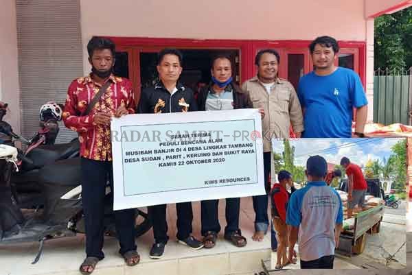 Aparat desa yang menerima bantuan korban banjir dan Kepala Teknik Tambang Perusahaan PT DBP saat serah terima bantuan. Sementara itu,  proses pengangkutan bantuan menuju desa masing masing  untuk didistribusikan oleh aparat desa masing-masing.(RADO/RADAR