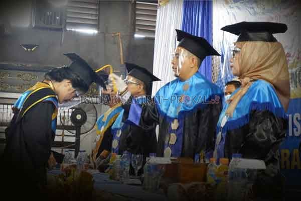 Prosesi wisuda STIE Sampit berlangsung hikmat dengan menerapkan protokol kesehatan ketat. (USAY NOR RAHMAD/RADAR SAMPIT)