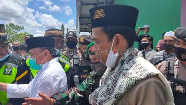 SELALU DINANTIKAN: Ustaz Abdul Somad saat hadir di Kota Sampit memberikan ceramah di Hari Santri, Kamis (22/10).(YUNI/RADAR SAMPIT )