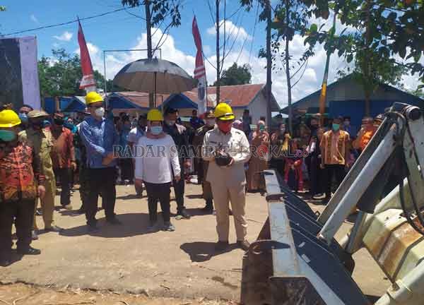 BERSINERGI : Peralatan berat yang dikerahkan pihak PBS, ketika mengawali perbaikan jalan di wilayah Arut Utara dengan pola pemanfaatan CSR secara konsorsium, baru-baru tadi.(Dok.Radar Pangkalan Bun)