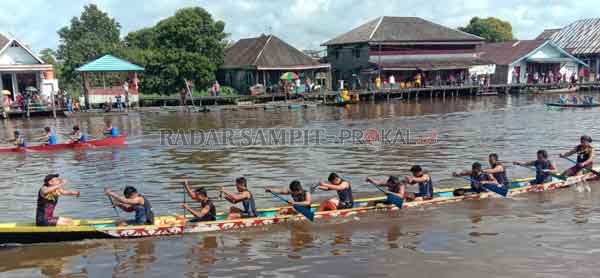 SEMANGAT : Peserta lomba dayung HUT ke 61 Kobar saat beradu cepat di lintasan Sungai Arut dengan mengambil start di Pelabuhan Pelindo III, Kelurahan Raja, Kecamatan Arut Selatan, Kabupaten Kobar, Jumat (23/10).(SULISTYO/Radar Pangkalan Bun)