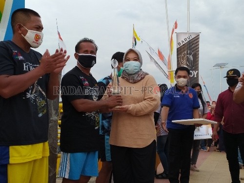 JUARA : Bupati Kobar Hj Nurhidayah menyerahkan hadiah kepada pemenang lomba dayung HUT Kobar ke-61, di Kampung Sega (WFC) Minggu (25/10). (SULISTYO/RADAR PANGKALAN BUN)