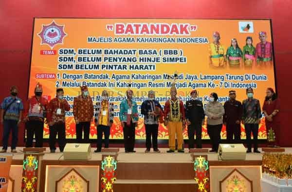 DIBUKA : Asisten I Setda Kalteng Hamka mewakili Plt Gubernur Habib Ismail bin Yahya membuka kegiatan Batandak yang dilaksanakan oleh MAKI.(IST/RADARPALANGKA)
