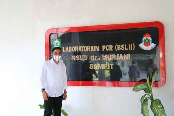 PCR: Bupati Kotim Supian Hadi saat berada di depan Laboratorium PCR Kotim, di RSUD dr Murjani Sampit, Sabtu (24/10).(IST/RADARSAMPIT)