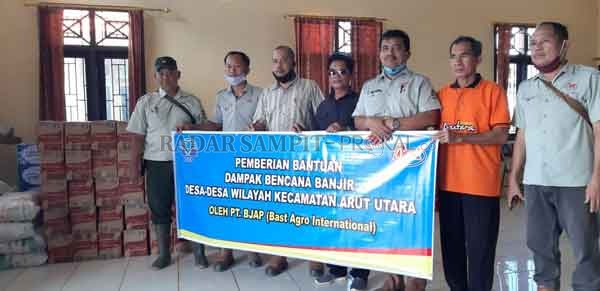 BANTUAN : Sejumlah pimpinan PT BJAP saat penyerahan ratusan paket sembako untuk warga terdampak banjir di Kecamatan Arut Utara. Serahterima bantuan dilaksanakn di aula kecamatan, Sabtu (24/10).(ISTIMEWA/RADAR PANGKALAN BUN)