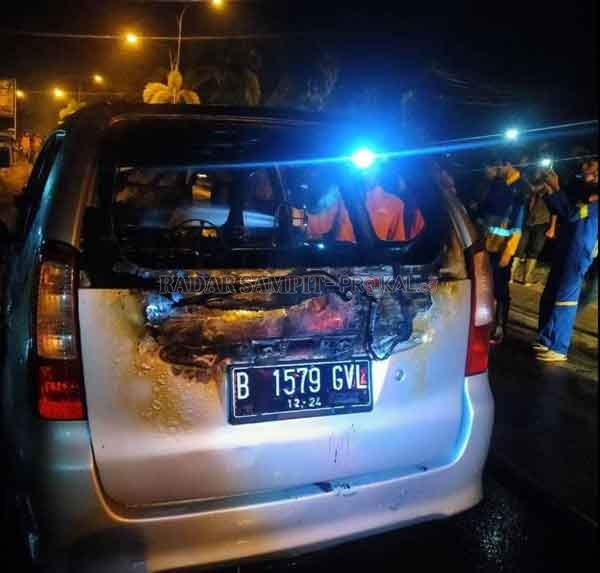 HANGUS : Sebuah mobil yang terbakar di Jalan Pemuda sekitar Bundaran Simpang Camu Kuala Kapuas, dan membuat heboh warga sekitar karena diawali dengan suara ledakan keras dari kabin mesin, Sabtu (24/10) dini hari. Sementara pemilik mobil, melarikan diri sa