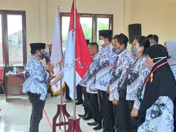 LANTIK: Pelantikan Pengurus PGRI Kotim masa bakti 2020 - 2025 Oleh Ketua PGRI Provinsi Kalteng Suriansyah Murhaini di aula Kantor Sekretariat PGRI Kotim, Sabtu (24/10).(YUNI/RADAR SAMPIT)