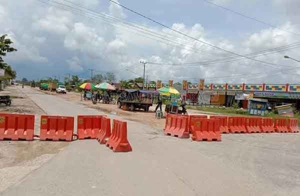 DILARANG MELINTAS : Kendaraan roda enam atau lebih dilarang melintas di Jalan H.Ahmad Saleh (Ruas Jalan Pangkalan Bun - Kotawaringin Lama). Pasalnya jalur tersebut kini sedang dalam perbaikan menyusul kerusakan parah yang terjadi beberapa waktu lalu.(ISTI