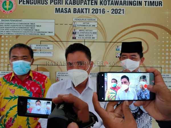 KONFIRMASI: Pj Sekda Kotim Suparmadi, bersama Camat Mentawa Baru Ketapang saat dampingi Bupati Kotim Supian Hadi dalam sesi wawancara dengan wartawan belum lama tadi.(YUNI/RADAR SAMPIT)