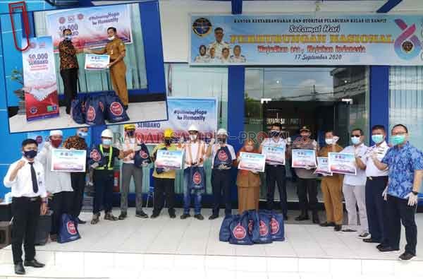 FOTO BERSAMA: Kepala Cabang Meratus Sampit Ngurah Gede Santha berfoto bersama dengan, Kepala KSOP Sampit Thomas Chandra, Plt Kadishub Kotim Sutaman, GM Pelindo Sampit, perwakilan Polsek KPM, dan para penerima CSR, di Kantor KSOP, Senin (26/10). Foto lainn