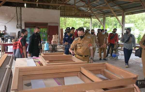 ANTUSIAS : Walikota Palangka Raya Fairid Naparin saat melihat langsung meubeller olahan produk lokal yang tak kalah bersaing dengan produk dari luar,belum lama ini.(Istimewa/ HUMAS PEMKOT)