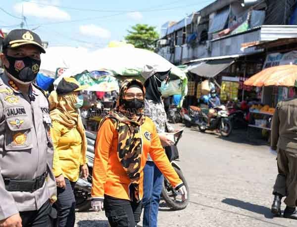 SOSIALISASI  : Wakil walikota Palangka Raya Umi Mastikah ketika turun langsung menemui masyarakat, sambil terus mengajak penerapan protokol kesehatan demi mengatasi pandemi Covid-19.(Istimewa/ HUMAS PEMKOT)