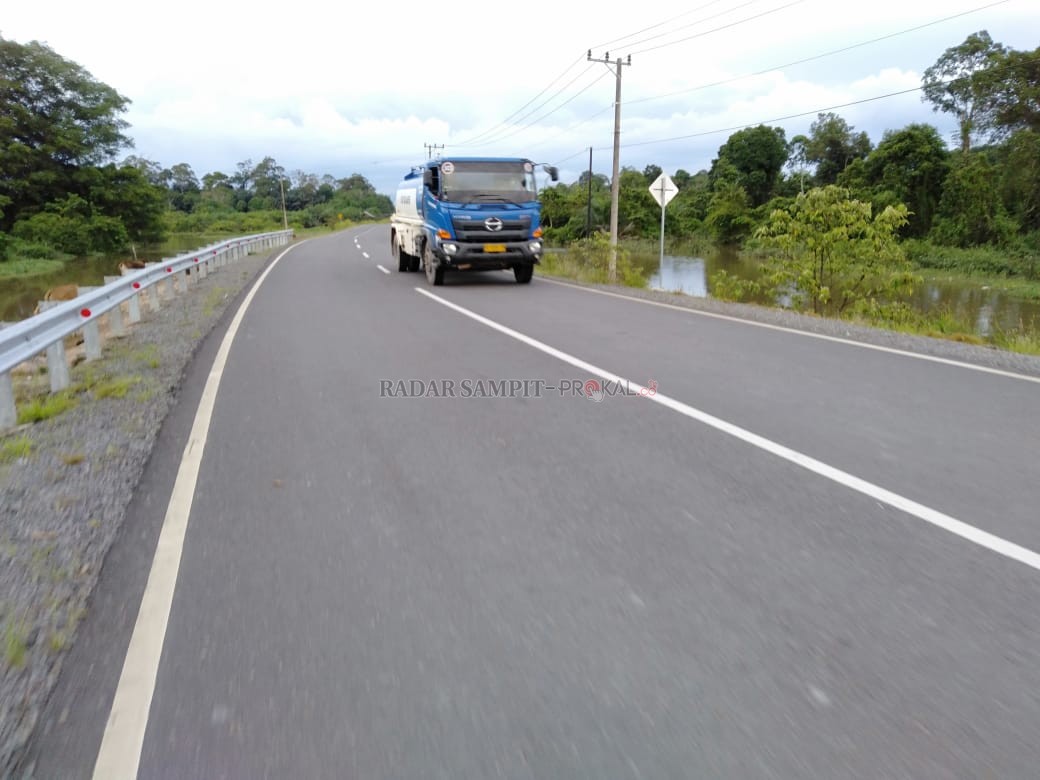 MELANGGAR : Kendaraan roda enam tampak masih bebas melintas di jalur Pangkalan Bun-Kolam, Selasa (27/10) 9 ISTIMEWA/RADAR PANGKALAN BUN)