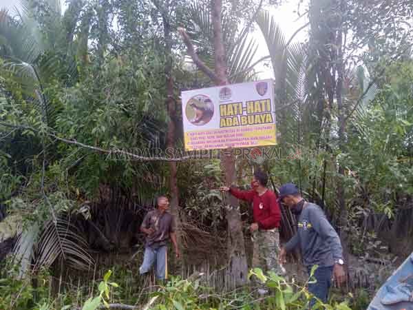 RAWAN BUAYA: Lokasi nelayan pencari kerang yang diterkam buaya di Desa Lampuyang, Kecamatan Teluk Sampit, dipasang imbauan agar waspada terhadap buaya, Selasa (27/10).(FAHRY ILHAMI SAMOSIR/RADAR SAMPIT)
