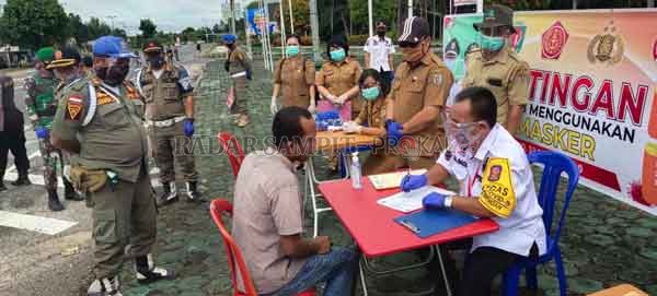 DISIPLIN: Tim gabungan lakukan Operasi Yustisi di Katingan Hilir, Selasa (27/10). (ISTIMEWA/RADAR SAMPIT)