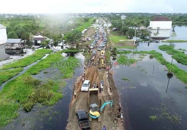 MACET PARAH: Puluhan kendaraan terjebak macet di ruas Jalan Ahmad Shaleh, ruas Pangkalan Bun - Kotawaringin Lama. Jalan itu mengalami kerusakan dan tengah diperbaiki Dinas PUPR Kalteng, Rabu (28/10).(ISTIMEWA/RADAR SAMPIT)